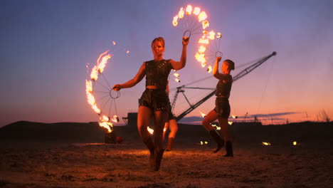 Espectáculo-De-Fuego.-Un-Grupo-De-Artistas-Profesionales-Realiza-Una-Variedad-De-Instalaciones-Contra-Incendios.-Niños-Y-Niñas-Bailaron-Con-Fuego-Por-La-Noche-En-La-Calle-Del-Parque.